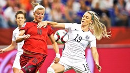 Die deutsche Fußball-Nationalspielerin Alexandra Popp (l.) im Duell mit der US-Amerikanerin Julie Johnston Die deutsche Fußball-Nationalspielerin Alexandra Popp (l.) im Duell mit der US-Amerikanerin Julie Johnston © picture-alliance/EPA Foto: Andre Pichette