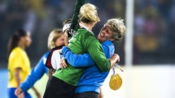 US-Nationaltorhüterin Hope Solo (l.) und Trainerin Pia Sundhage US-Nationaltorhüterin Hope Solo (l.) und Trainerin Pia Sundhage © imago/Sven Simon