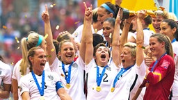 Die Fußballerinnen der USA bejubeln den WM-Sieg © dpa-Bildfunk Foto: Ben Nelms