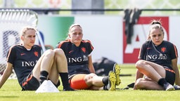 Die niederländischen Nationalspielerinnen Vivianne Miedema, Anouk Dekker und Lieke Martens (v.l.) © imago/VI Images 
