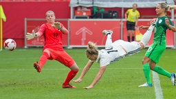 Svenja Huth (M.) erzielt das 1:0 für die deutsche Frauenfußball-Nationalmannschaft gegen Slowenien  © imago/DeFodi