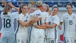 Jubel bei den deutschen Fußball-Nationalspielerinnen  © imago/Camera 4