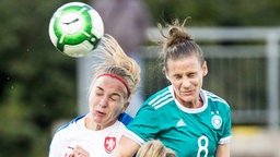 Die deutsche Fußball-Nationalspielerin Simone Laudehr (r.) im Duell mit der Tschechin Tereza Kozarova © imago/foto2press