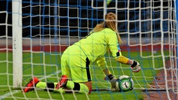 Die tschechische Fußball-Nationaltorhüterin Barbora Votíková im WM-Qualifikationsspiel gegen Deutschland  © imago/CTK Photo