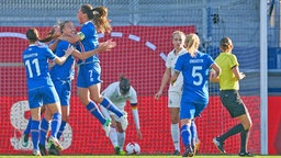 Die isländischen Fußballerinnen bejubeln ihr Tor zum 1:0 im WM-Qualifikationsspiel gegen Gastgeber Deutschland  © imago/ActionPictures