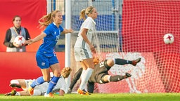 Die isländische Nationalspielerin Elín Jensen bejubelt ihr Tor zum 2:1 im WM-Qualifikationsspiel gegen Gastgeber Deutschland  © imago/ActionPictures