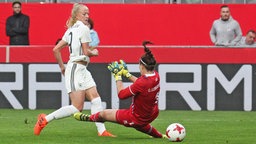 Fußball-Nationalspielerin Lea Schüller (l.) erzielt das 2:3 im WM-Qualifikationsspiel gegen Island  © imago/Jan Huebner