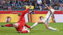 Fußball-Nationalspielerin Hasret Kayikci (r.) erzielt im WM-Qualifikationsspiel gegen Färöer das 8:0 © imago/Hartenfelser