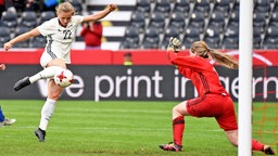 Fußball-Nationalspielerin Tabea Kemme (r.) erzielt im WM-Qualifikationsspiel gegen Färöer das 3:0 © imago/Hartenfelser