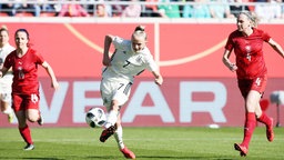 Lea Schüller (M.) erzielt im WM-Qualifikationsspiel gegen Tschechien das 1:0  © imago/DeFodi