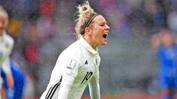 Die deutsche Fußball-Nationalspielerin Svenja Huth bejubelt ihr Tor zum 1:0 im WM-Qualifikationsspiel auf Island  © imago/foto2press