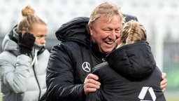 Jubel bei Frauenfußball-Bundestrainer Horst Hrubesch nach dem 8:0-Sieg auf den Färöer-Inseln  © picture alliance/dpa
