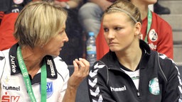 Trainerin Martina Voss-Tecklenburg (l./Jena) und die Duisburgerin Alexandra Popp im Jahr 2012. © picture alliance/dpa Foto: Carmen Jaspersen