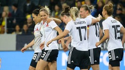 Jubel bei der deutschen Frauenfußball-Nationalmannschaft um Kathrin Hendrich (2.v.l.) © picture alliance/Pressefoto Baumann Foto: Hansjürgen Britsch