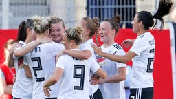 Die DFB-Frauen bejubeln den Treffer von Kapitänin Alexandra Popp (3.v.l.) © imago images / HMB-Media 