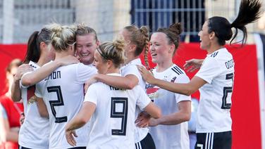 Die DFB-Frauen bejubeln den Treffer von Kapitänin Alexandra Popp (3.v.l.) © imago images / HMB-Media 