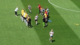 Spalierstehen für die Startelf bei den DFB-Frauen © sportschau.de Foto: Florian Neuhauss