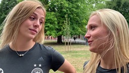 Die Nationalspielerinnen Johanna Elsig (l.) und Turid Knaak © sportschau.de 