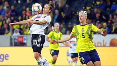 Die deutsche Nationalspielerin Lina Magull (l.) im Duell mit der Schwedin Nilla Fischer © imago images / Pressefoto Baumann 