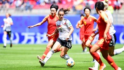 Die deutsche Frauenfußball-Nationalspielerin Sara Däbritz (2.v.l.) gegen Chinas Jiahui Lou © Witters Foto: ValeriaWitters