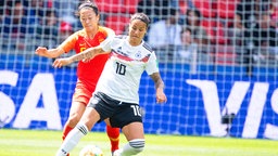 Die deutschen Frauenfußball-Nationalspielerin Dzsenifer Marozsán (vorne) gegen Chinas Haiyan Wu © dpa-Bildfunk Foto: Sebastian Gollnow