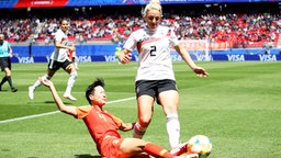 Die deutsche Frauenfußball-Nationalspielerin Carolin Simon (r.) gegen Chinas Jiahui Lou © imago images / HMB-Media