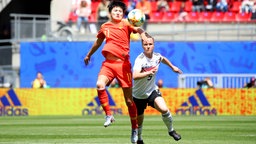Die deutsche Frauenfußball-Nationalspielerin Marina Hegering (r.) gegen Chinas Shanshan Wang © imago images / HMB-Media