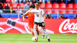Die deutsche Frauenfußball-Nationalspielerin Melanie Leupolz (vorne) gegen Chinas Shanshan Wang © imago images / foto2press