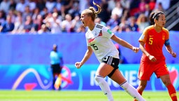 Die deutsche Frauenfußball-Nationalspielerin Giulia Gwinn bejubelt einen Treffer. © Witters Foto: ValeriaWitters