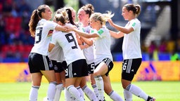 Die deutschen Frauenfußball-Nationalspielerinnen bejubeln einen Treffer. © Witters Foto: ValeriaWitters
