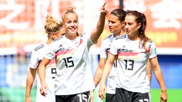 Die deutsche Frauenfußball-Nationalspielerin Giulia Gwinn (l.) und ihre Kolleginnen bejubeln einen Treffer. © imago images / HMB-Media 