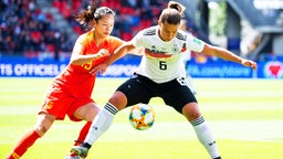 Die deutsche Frauenfußball-Nationalspielerin Lena Sophie Oberdorf (r.) und Chinas Ruyin Tan © picture alliance/Sebastian Gollnow/dpa Foto: Sebastian Gollnow