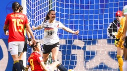 Deutschlands Sara Däbritz (M.) bejubelt einen Treffer. © imago images / Jan Huebner 