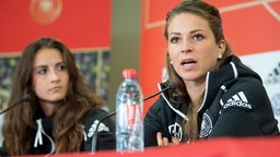 Die deutschen Nationalspielerinnen Sara Däbritz und Melanie Leupolz (v.l.) bei einer Pressekonferenz. © picture alliance/dpa Foto: Sebastian Gollnow