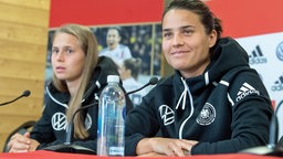 Die Fußball-Nationalspielerinnen Klara Bühl (l.) und Dzsenifer Marozsán nehmen an einer Pressekonferenz teil. © picture alliance/dpa Foto: Sebastian Gollnow
