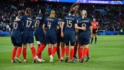 Jubelnde französische Fußballspielerinnen im ersten WM-Spiel gegen Südkorea auf dem Rasen des Stadion. © picture alliance/dpa/NurPhoto Foto: Julien Mattia