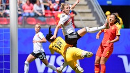 Die deutsche Frauenfußball-Nationalspielerin Alexandra Popp (M.) im WM-Spiel gegen China in Aktion  © Witters Foto: Valeria Witters