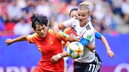 Die deutsche Frauenfußball-Nationalspielerin Alexandra Popp (r.) im Duell mit der Chinesin Peng Han © Witters Foto: Valeria Witters