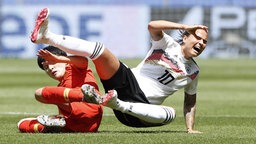Die deutsche Nationalspielerin Dzsenifer Marozsan (r.) wird im WM-Spiel gegen China gefoult © imago images / Xinhua 