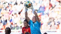 Die deutsche Nationalkeeperin Almuth Schult (M.) im WM-Spiel gegen Spanien in Aktion  © picture alliance/dpa