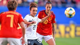Die deutsche Nationalspielerin Lina Magull (M.) im WM-Spiel gegen Spanien in Aktion  © imago images / PanoramiC