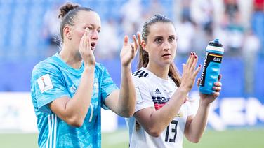Die deutschen Nationalspielerinnen Almuth Schult und Sara Däbritz (v.l.) bedanken sich bei den Fans © picture alliance/dpa 