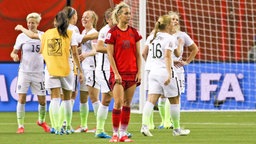 Frust bei der deutschen Fußball-Nationalspielerin Lean Goeßling (v.) nach dem Halbfinal-Aus bei der WM 2015 in Kanada gegen die USA © imago/foto2press 