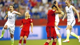 Frust bei der deutschen Fußball-Nationalspielerin Celia Sasic (r.) nach ihrem verschossenen Elfmeter im Semifinale gegen die USA © imago/Xinhua 