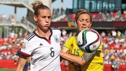 Die deutsche Fußball-Nationalspielerin Simone Laudehr (l.) im Duell mit der Schwedin Therese Sjögran © imago/foto2press 