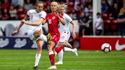Die englische Nationalspielerin Jill Scott (l.) im Testspiel gegen England in Aktion © imago images / ZUMA Press 