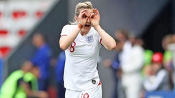 Die englische Nationalspielerin Ellen White feiert ihren Treffer zum 2:0 gegen Schottland  © imago images / Sportimage
