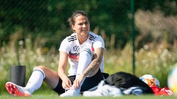 Die deutsche Fußball-Nationalspielerin Dzsenifer Marozsán beim Training zur WM in Frankreich. © dpa picture alliance Foto: Sebastian Gollnow