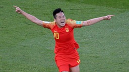 Chinas Ying Li (l.) bejubelt einen Treffer 