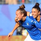 Italiens Aurora Galli (M.) und Elisa Bartoli bejubeln einen Treffer.